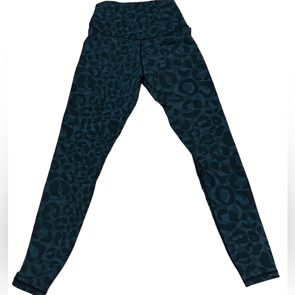 Black and gray cheetah print leggings